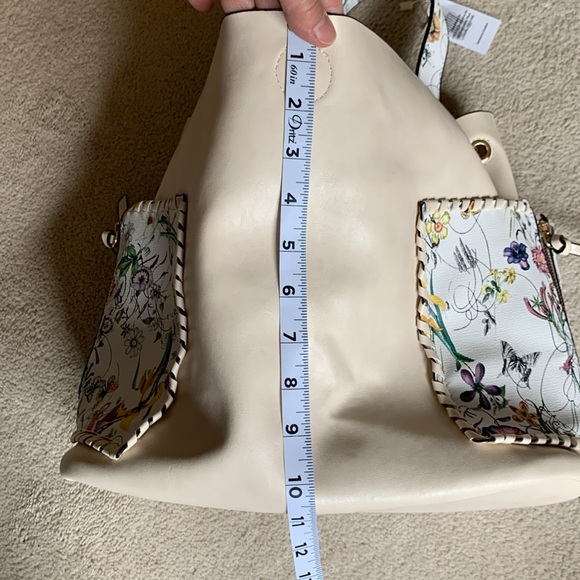 NEW WITH TAG Cream Bucket Bag with floral accents FROM Cracker Barrel - Picture 8 of 11